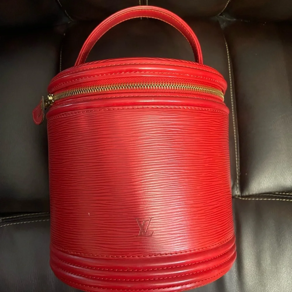 Louis Vuitton Bold Red Epi Leather Cosmetic Case - Picture 1 of 10